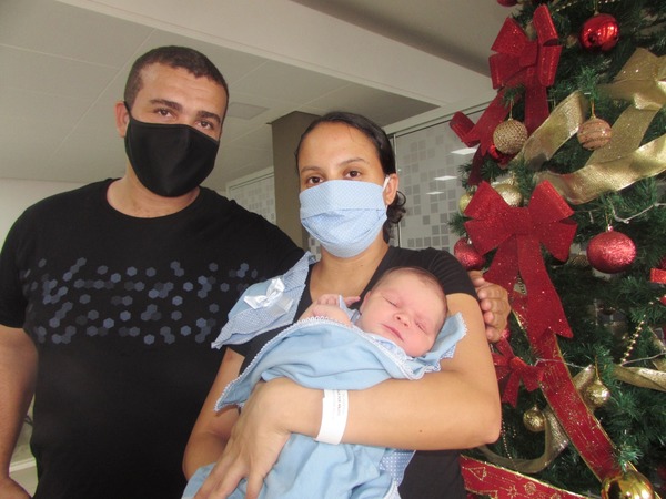 Realizado, o jovem casal acredita que a alegria de receber o novo filho foi um “presente de Deus”, depois de um ano muito difícil. 
